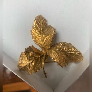 MMA metropolitan museum of art vintage brooch pin gold tone 3 leaves
